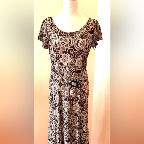 Perceptions Dresses & Skirts - Elegant Floral Lace Dress